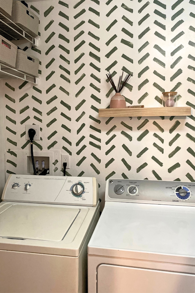 Laundry room makeover DIY, easy and quick laundry makeover that doesn't take too much money and time.